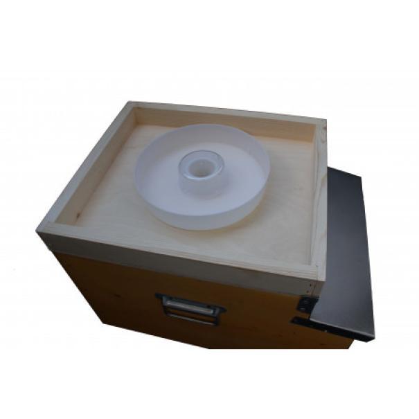 Nutritore cilindrico installato su coprifavo per arnie