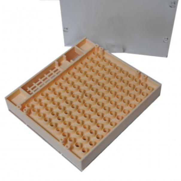 Sistema Cupolarve per allevamento regine con alveoli integrati