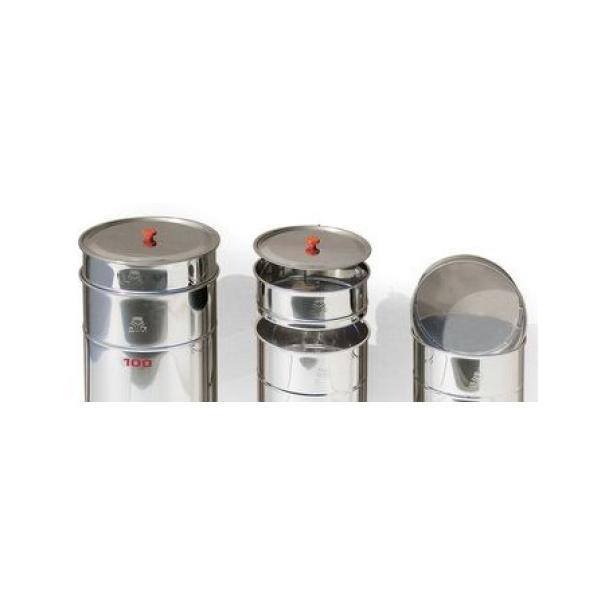 filtro tondo in acciaio inox per maturatore miele da 400 kg visto insieme a contenitori in acciaio