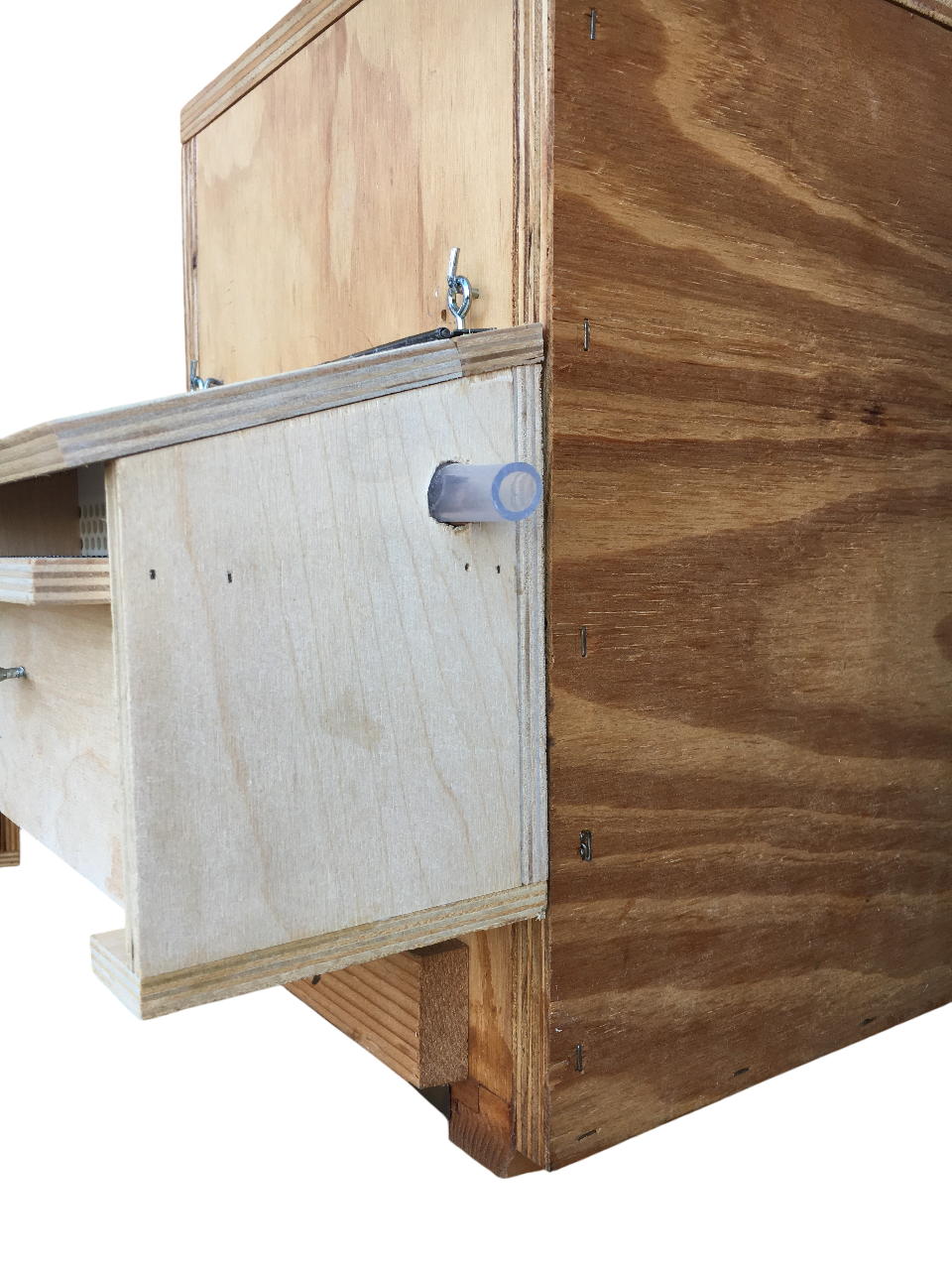 Dettaglio laterale trappola polline con foro uscita api